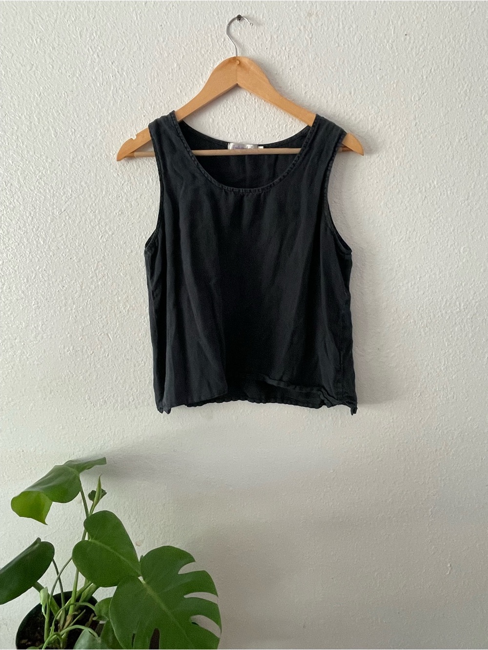 Women’s Black Sleeveless Scoop Neck Top